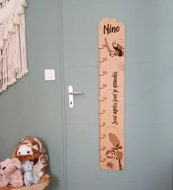 Toise en bois personnalisée thème tropical | Produit | Laser Spark | Objets de décoration et accessoires en gravure laser | Décoration pour votre intérieur et tous vos événements, idées cadeaux, accessoires originaux