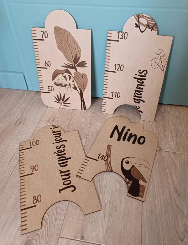 Toise en bois personnalisée thème tropical | Produit | Laser Spark | Objets de décoration et accessoires en gravure laser | Décoration pour votre intérieur et tous vos événements, idées cadeaux, accessoires originaux