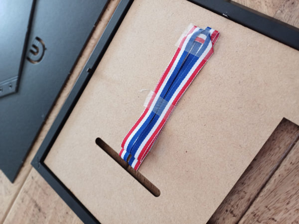 Cadre de présentation pour médaille personnalisé avec photo souvenir | Produit | Laser Spark | Objets de décoration et accessoires en gravure laser | Décoration pour votre intérieur et tous vos événements, idées cadeaux, accessoires originaux