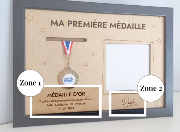 Cadre de présentation pour médaille personnalisé avec photo souvenir | Produit | Laser Spark | Objets de décoration et accessoires en gravure laser | Décoration pour votre intérieur et tous vos événements, idées cadeaux, accessoires originaux