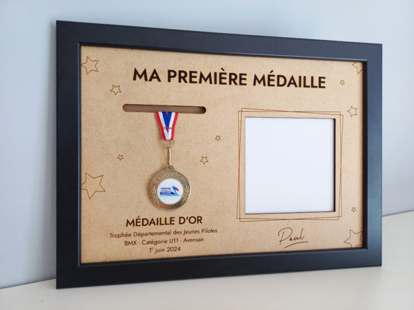Cadre de présentation pour médaille personnalisé avec photo souvenir | Produit | Laser Spark | Objets de décoration et accessoires en gravure laser | Décoration pour votre intérieur et tous vos événements, idées cadeaux, accessoires originaux