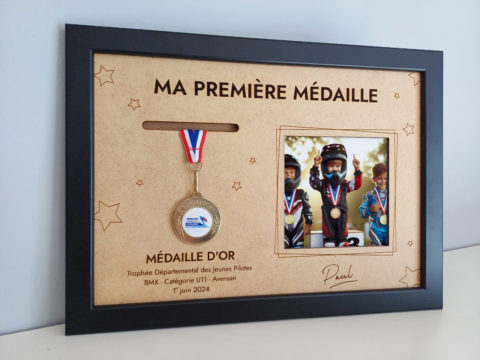 Cadre de présentation pour médaille personnalisé avec photo souvenir | Produit | Laser Spark | Objets de décoration et accessoires en gravure laser | Décoration pour votre intérieur et tous vos événements, idées cadeaux, accessoires originaux