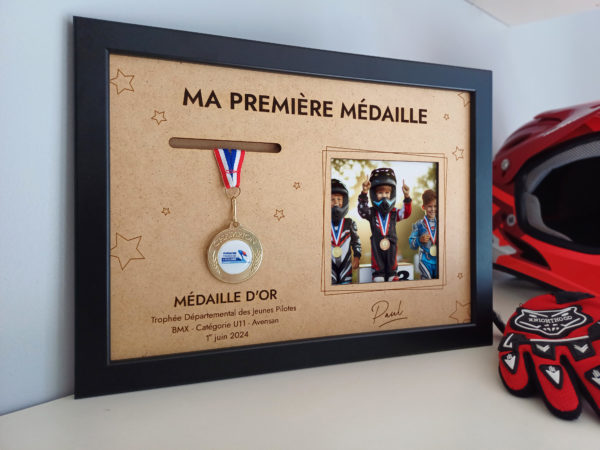 Cadre de présentation pour médaille personnalisé avec photo souvenir | Produit | Laser Spark | Objets de décoration et accessoires en gravure laser | Décoration pour votre intérieur et tous vos événements, idées cadeaux, accessoires originaux