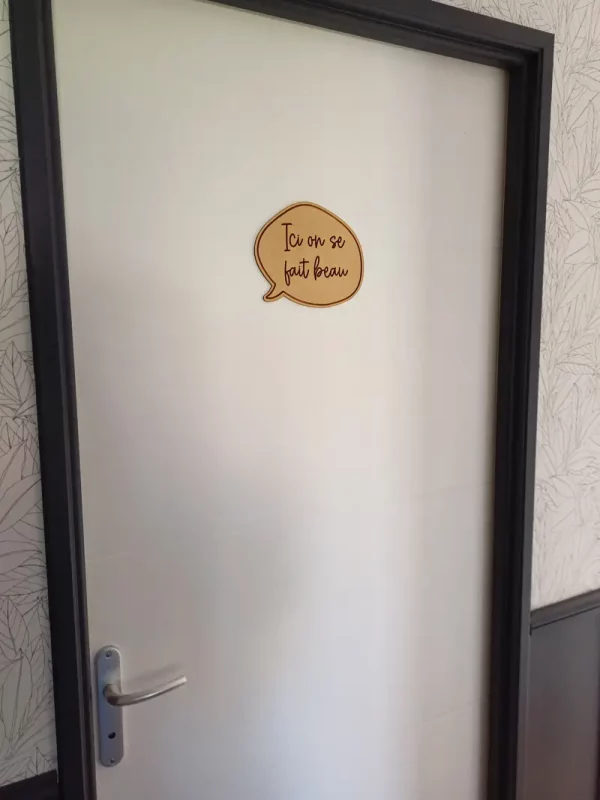 Panneau de porte humoristique en forme de bulle de BD | Produit | Laser Spark | Objets de décoration et accessoires en gravure laser | Décoration pour votre intérieur et tous vos événements, idées cadeaux, accessoires originaux