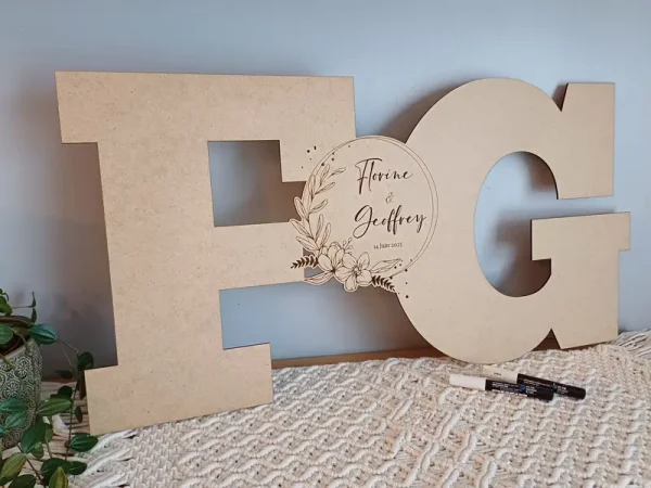 Livre d'or alternatif XXL initiales des mariés | Produit | Laser Spark | Objets de décoration et accessoires en gravure laser | Décoration pour votre intérieur et tous vos événements, idées cadeaux, accessoires originaux