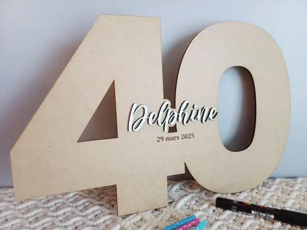 Livre d'or d'anniversaire en bois découpé à la forme de l'âge | Produit | Laser Spark | Objets de décoration et accessoires en gravure laser | Décoration pour votre intérieur et tous vos événements, idées cadeaux, accessoires originaux