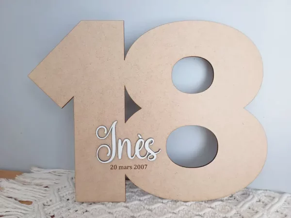 Livre d'or d'anniversaire en bois découpé à la forme de l'âge | Produit | Laser Spark | Objets de décoration et accessoires en gravure laser | Décoration pour votre intérieur et tous vos événements, idées cadeaux, accessoires originaux