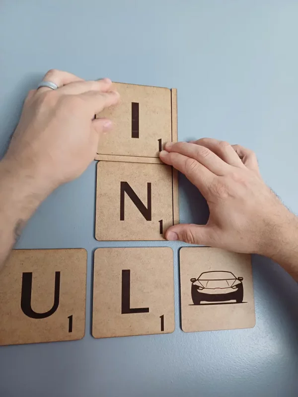 Lettres de Scrabble géantes à accrocher | Produit | Laser Spark | Objets de décoration et accessoires en gravure laser | Décoration pour votre intérieur et tous vos événements, idées cadeaux, accessoires originaux