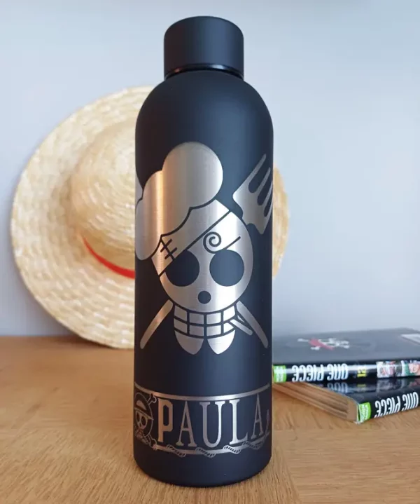 Gourde personnalisée One Piece | Produit | Laser Spark | Objets de décoration et accessoires en gravure laser | Décoration pour votre intérieur et tous vos événements, idées cadeaux, accessoires originaux