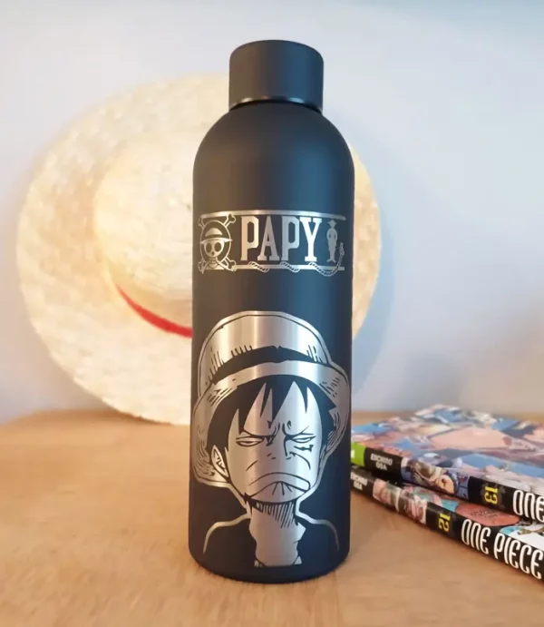 Gourde personnalisée One Piece | Produit | Laser Spark | Objets de décoration et accessoires en gravure laser | Décoration pour votre intérieur et tous vos événements, idées cadeaux, accessoires originaux