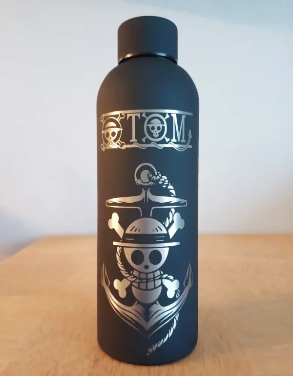 Gourde personnalisée One Piece | Produit | Laser Spark | Objets de décoration et accessoires en gravure laser | Décoration pour votre intérieur et tous vos événements, idées cadeaux, accessoires originaux