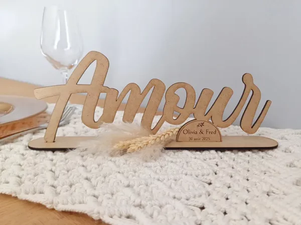 Nom de table en bois à poser et personnalisé aux prénoms des mariés et date du mariage | Produit | Laser Spark | Objets de décoration et accessoires en gravure laser | Décoration pour votre intérieur et tous vos événements, idées cadeaux, accessoires originaux