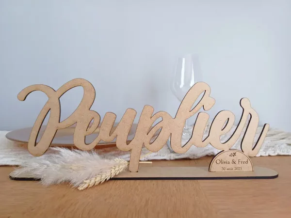 Nom de table en bois à poser et personnalisé aux prénoms des mariés et date du mariage | Produit | Laser Spark | Objets de décoration et accessoires en gravure laser | Décoration pour votre intérieur et tous vos événements, idées cadeaux, accessoires originaux