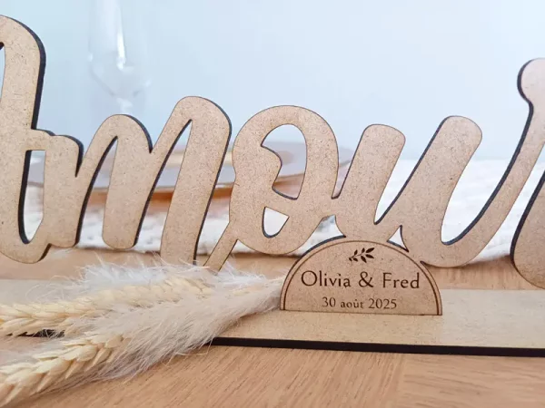 Nom de table en bois à poser et personnalisé aux prénoms des mariés et date du mariage | Produit | Laser Spark | Objets de décoration et accessoires en gravure laser | Décoration pour votre intérieur et tous vos événements, idées cadeaux, accessoires originaux