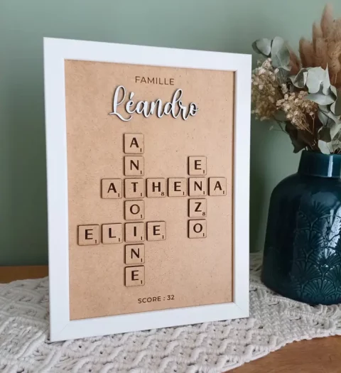 Cadre famille personnalisé en lettres de Scrabble | Produit | Laser Spark | Objets de décoration et accessoires en gravure laser | Décoration pour votre intérieur et tous vos événements, idées cadeaux, accessoires originaux